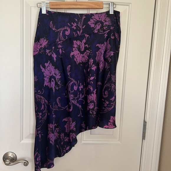 Silk asymmetric skirt. Size Small - Picture 2 of 3